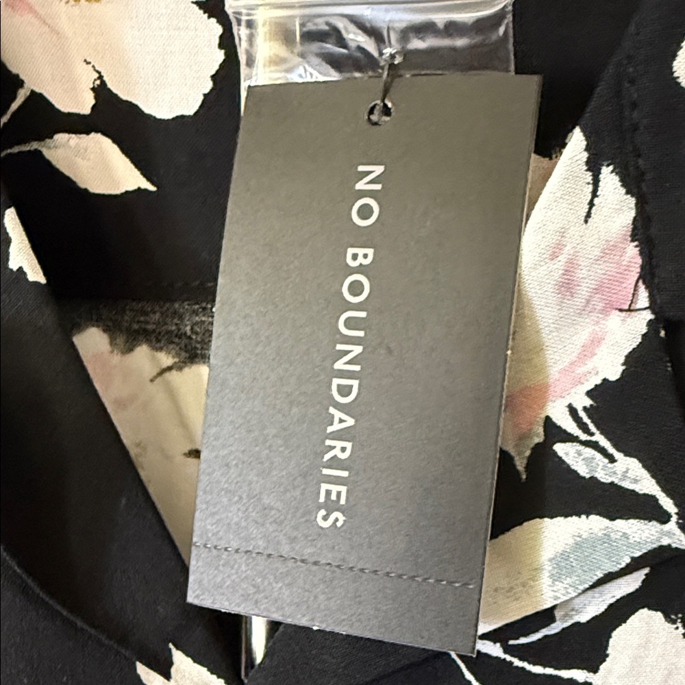 No Boundaries Black and White Floral Button Down Shirt - Picture 3 of 3